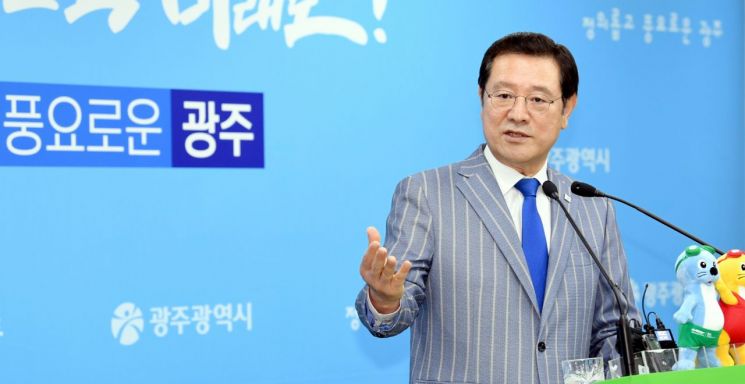 이용섭 광주광역시장이 20일 오후 시청 5층 브리핑실에서 ‘광주광역시 대표음식 선정 비전 발표’ 관련 기자회견을 하고 있다. 사진=광주광역시 제공