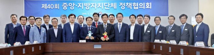 진영 행정안전부장관, 세종정부청사서 세계수영대회 홍보