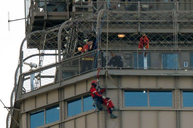에펠탑 외벽 기어오른 남성 탓에 방문객 대피 소동