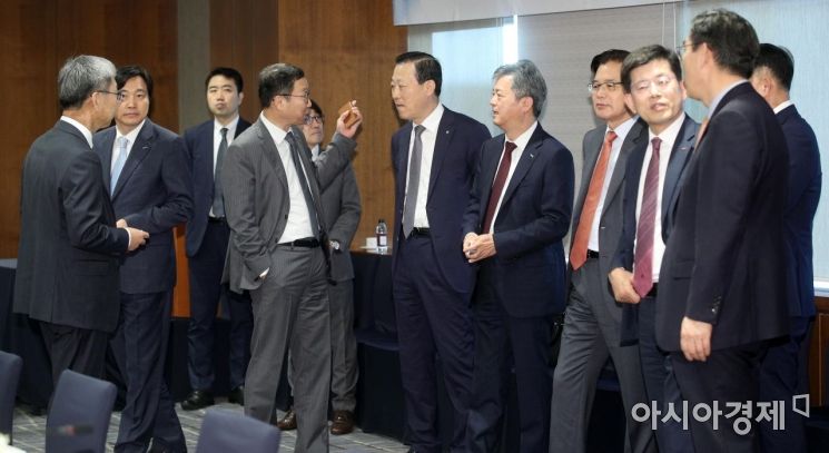 [포토] 대화하는 신남방정책특위 금융권 간담회 참석자