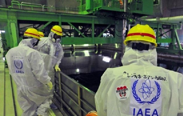 지난 2015년 후쿠시마 원전 내부를 점검중인 IAEA 기술진의 모습. 핵무기 제조용이 아닌 원자로에 쓰일 저농축우라늄이라해도 농축우라늄의 제조, 이동과 각국의 원전시설은 국제원자력기구(IAEA)의 사찰 대상이다. IAEA는 통상적으로 원자력발전소의 경우에는 연 4회, 연구용 원자로는 연 1회 통상사찰토록 규정하고 있다.(사진=IAEA 홈페이지/www.iaea.org)