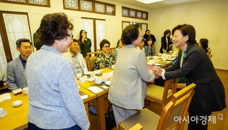 [포토]여성독립운동가 후손들과 악수하는 진선미 장관