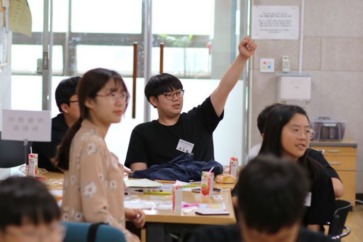 한 한생이 19일 성북구마을사회적경제센터에서 열린 제7기 성북구 청소년의회에서 손을 들어 의견을 밝히고 있다.
