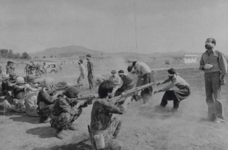 1980년 이란-이라크 전쟁 당시 이라크군 포로를 처형하는 이란군의 모습. 양국의 전쟁은 8년간 이어지면서 승자도 패자도 없이 막대한 피해를 남기며 끝났으며, 아이러니하게도 전쟁기간 동안 전 세계는 저유가에 힘입은 '3저호황'을 맞게 된다.(사진=국방부)