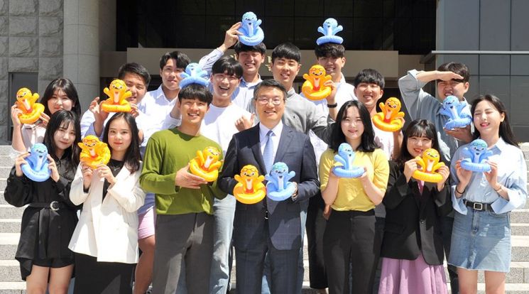 [포토] 박상철 호남대 총장, 광주세계수영대회 수리달이와 ‘인증샷’