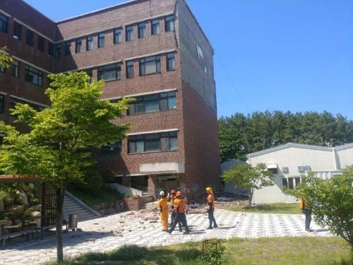 부산대 동보미술관 외벽 무너져…60대 미화원 1명 사망