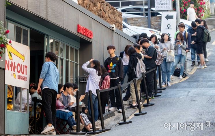22일 서울 강남구 바비레드 강남점에서 시민들이 미국 햄버거 프랜차이즈 '인앤아웃 버거'를 구매하기 위해 줄을 서고 있다./강진형 기자aymsdream@