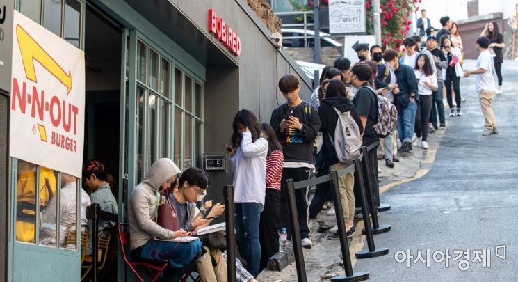 On the 22nd, citizens lined up at Bobby Red Gangnam branch in Gangnam-gu, Seoul, to purchase the American hamburger franchise 'In-N-Out Burger'. Photo by Kang Jin-hyung