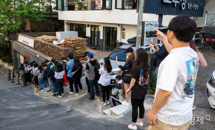 [포토]인앤아웃 버거에 쏠린 관심