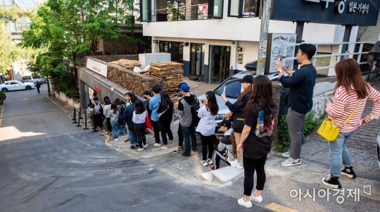 On the 22nd, citizens lined up at Bobby Red Gangnam branch in Gangnam-gu, Seoul, to purchase the American hamburger franchise 'In-N-Out Burger'. Photo by Kang Jin-hyung