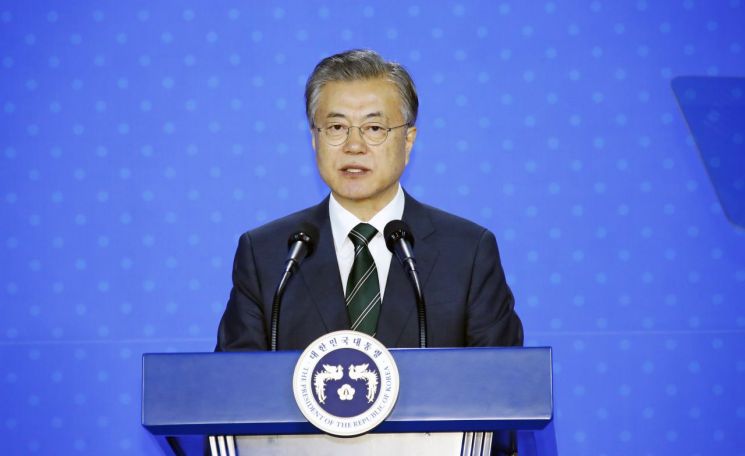 문 대통령 국정 지지율 50%대 육박…民·韓 지지율 격차는 5.7%p[리얼미터] 