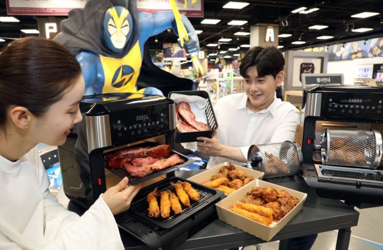 [포토]"안이 투명하게 보이네~"…이마트 10리터 에어프라이어 출시