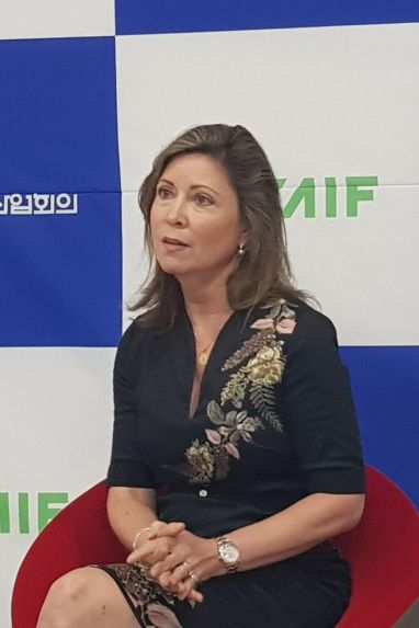마리아 코르스닉(Maria Korsnick)  미국원자력협회(NEI) 회장이 22일 제주국제컨벤션센터에서 열린 '2019 한국원자력연차대회'에서 기자들의 질문에 답하고 있다.