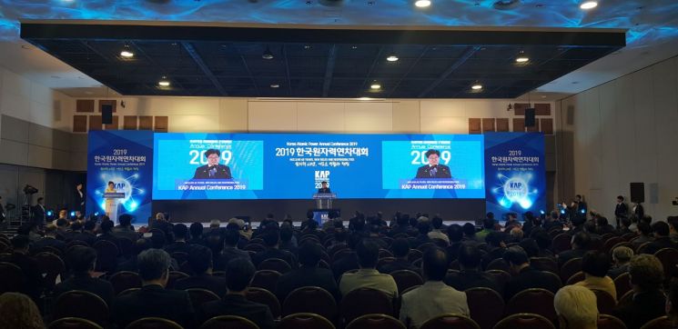김명현 한국원자력학회장이 22일 제주국제컨벤션센터에서 열린 '2019 한국원자력연차대회'에서 환영사를 하고 있다.