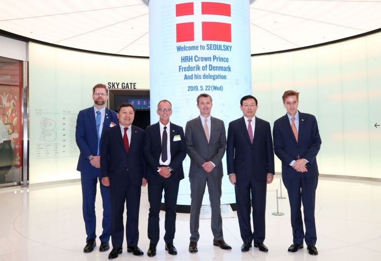 덴마크 왕세자와 만난 신동빈…함께 롯데월드타워 올라