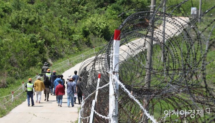 22일 취재진이 강원도 철원군 'DMZ 평화의 길'을 걷고 있다./사진공동취재단