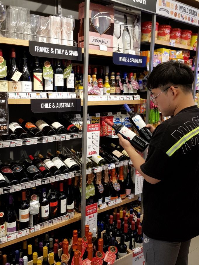 편의점 혼술족 이젠 와인 찾는다…와인 판매 125%↑
