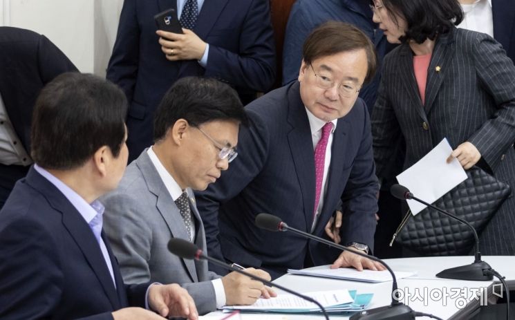 [포토] 회의 참석하는 외교기밀 유출 강효상 의원