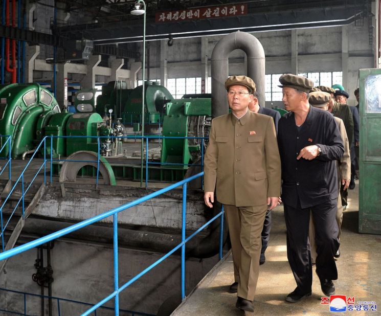 북한 김재룡 내각 총리가 평안남도 순천화력발전소를 시찰했다고 조선중앙통신이 22일 보도했다.