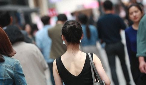 한 시민이 시원한 여름복장으로 길거리를 거닐고 있다. 사진은 기사 중 특정표현과 관계 없음. 사진=연합뉴스.
