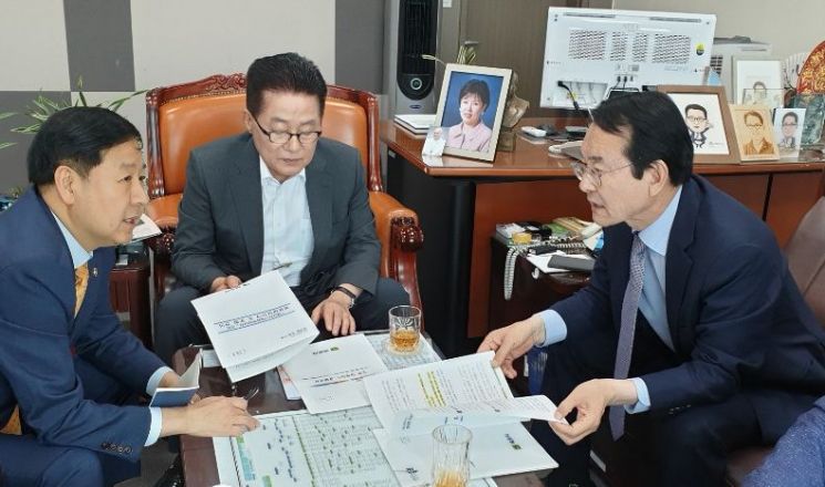 (우측) 김종식 목포시장이 박지원 의원과 (좌측)구윤철 기획재정부 제2차관을 만나 지역 현안사업의 필요성과 당위성을 설명하고 있다.(사진제공=목포시)