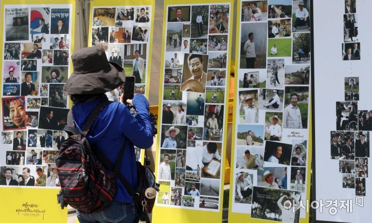 고 노무현 대통령 서거 10주기인 23일 서울 중구 덕수궁 대한문 앞에 설치된 시민분향소에서 한 시민이 고인의 사진전을 바라보고 있다./김현민 기자 kimhyun81@