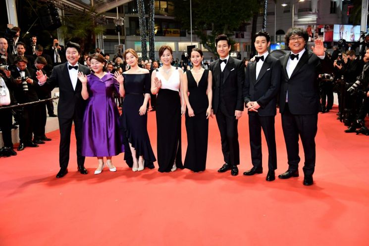 봉준호, 한국영화 역사에 한 획 그었다…칸영화제 황금종려상