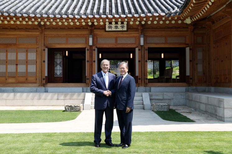 문 대통령 만난 부시 "노 대통령과 좋은 기억 많아…부부끼리 가졌던 오찬 생각"  