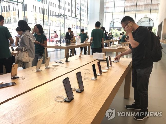 지난 20일 중국 상하이 난징둥루에 있는 애플 스토어에서 고객들이 아이폰 등 제품을 살펴보고 있다/사진=연합뉴스