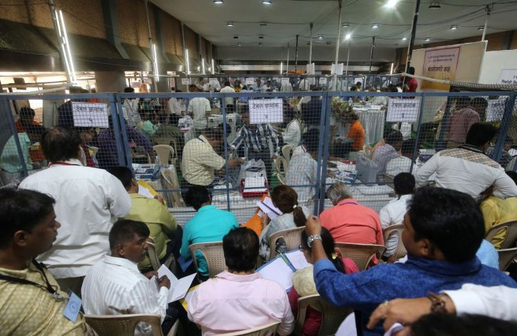 [사진] 삼엄한 경비 속 개표 시작한 인도…'모디 재집권'에 주목