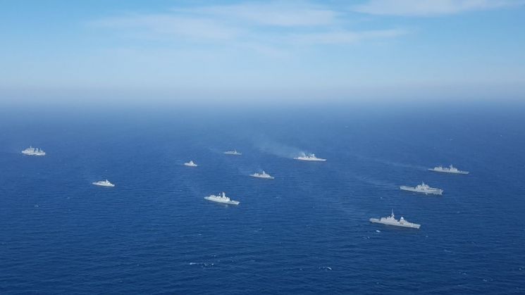 우리 해군의 왕건함(DDH-Ⅱ), 천자봉함과 싱가포르 해군 스톨워트함(STALWART)을 비롯한 아세안확대국방장관회의(ADMM-Plus) 해양안보분과 연합해상훈련 참가국 함정들이 훈련의 일환으로 지난 5월2일 부산 근해를 기동하고 있다. (사진=해군)