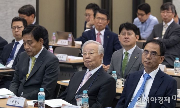 [포토] 진지한 표정의 손경식 회장