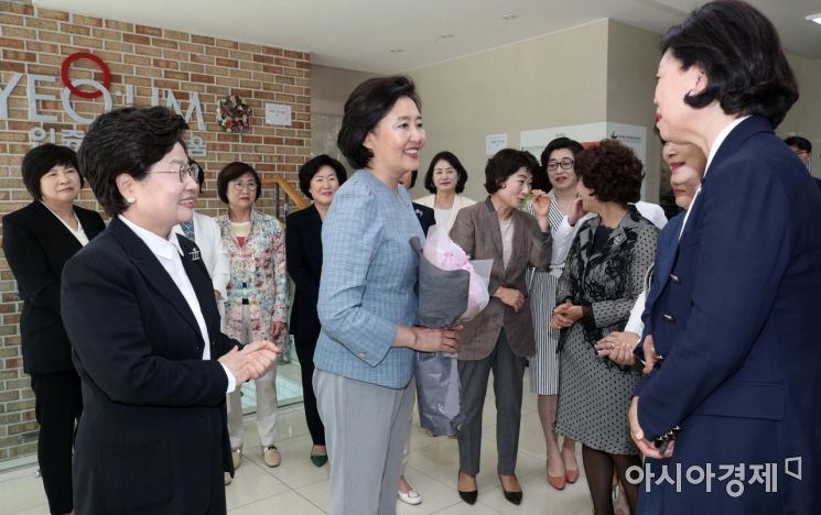 박영선 중소벤처기업부 장관이 24일 서울 강남구 한국여성경제인협회를 방문, 여성기업인들과 만나 인사하고 있다. 이번 간담회는 여성기업들이 창업이나 기업경영 현장에서 느끼는 애로 사항을 공유하고 해결방안을 함께 모색하며 이 과정에서 제시된 다양한 의견을 모아 정부정책에 반영하고자 마련됐다./김현민 기자 kimhyun81@