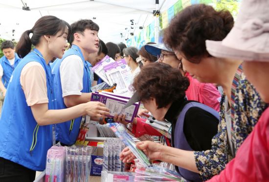 24일 서울 동대문구 용두동 동아쏘시오그룹 본사 앞에서 임직원들로 구성된 자원봉사단이 바자회 물품을 판매하고 있다.
