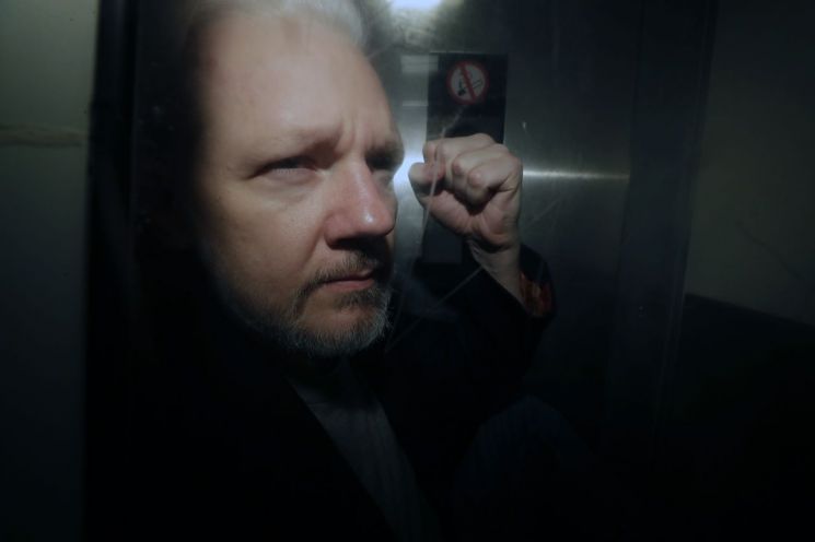 美법무부, 위키리크스 설립자 어산지 17개 혐의 추가 기소
