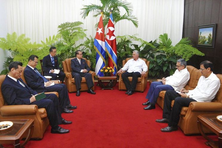 쿠바를 방문한 리수용 북한 노동당 외교담당 부위원장(가운데 왼쪽)이 23일(현지시간) 수도 아바나에서 미겔 디아스카넬 국가평의회 의장(가운데 오른쪽)을 만나 얘기를 나누고 있다.