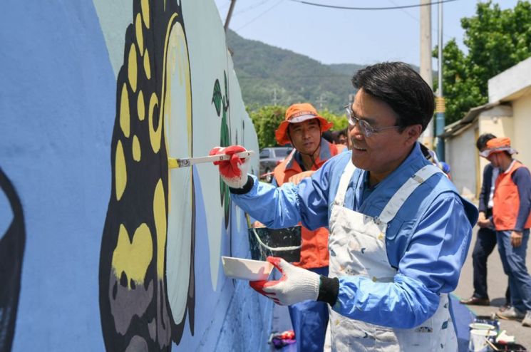 최정우 포스코 회장이 글로벌 볼런티어 위크 첫날인 지난 24일 광양 섬거마을에서 임직원들과 벽화그리기 봉사활동을 하고 있다.