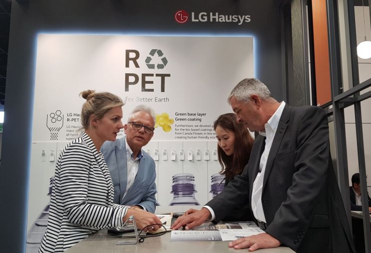지난 24일까지 독일 쾰른에서 열린 '인터줌 2019'에서 LG하우시스 전시관을 찾은 관람객이 페트(PET)병을 재활용 한 리사이클(Recycle) 가구용 필름 제품을 둘러보고 있다.