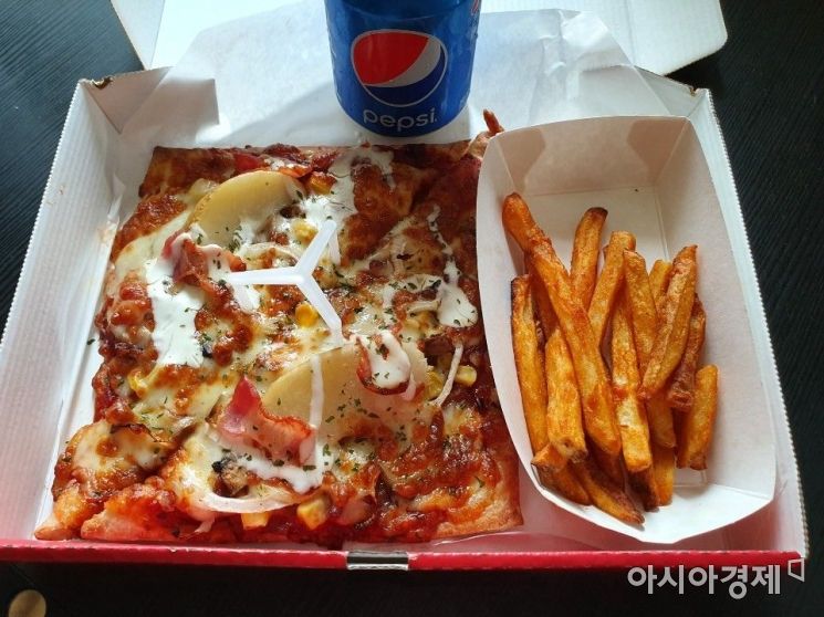 [신상 뜯어보기]1인가구도 맘껏 피자 시켜 먹는다…미스터피자 '1인 피자세트'
