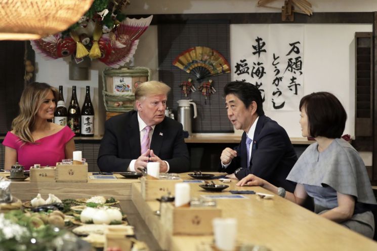 외교무대 나서는 일왕…즉위 후 만난 첫 외국정상된 트럼프