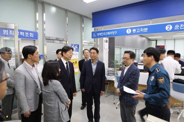 24일 서울광진경찰서를 찾은 경찰수사정책위원회 위원들이 현장을 살펴보고 있다./사진=경찰청 제공