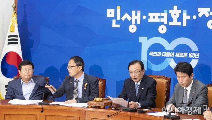 이해찬 더불어민주당 대표가 27일 국회에서 열린 최고위원회의에 참석, 모두 발언을 하고 있다./윤동주 기자 doso7@