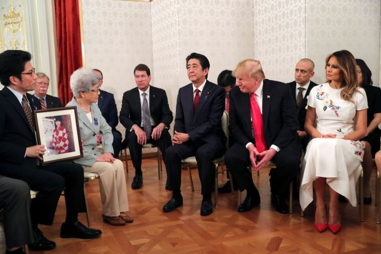 트럼프, 北 납치 일본인 피해자 가족 만나…"日과 협력"(종합)