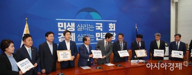 [포토] 김해신공항 타당성 검증 보고서 전달