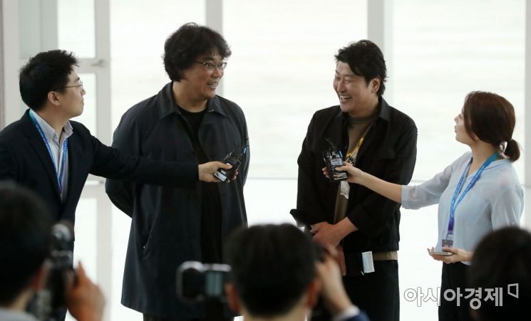 [포토] 밝은 표정으로 귀국한 봉준호 감독과 송강호