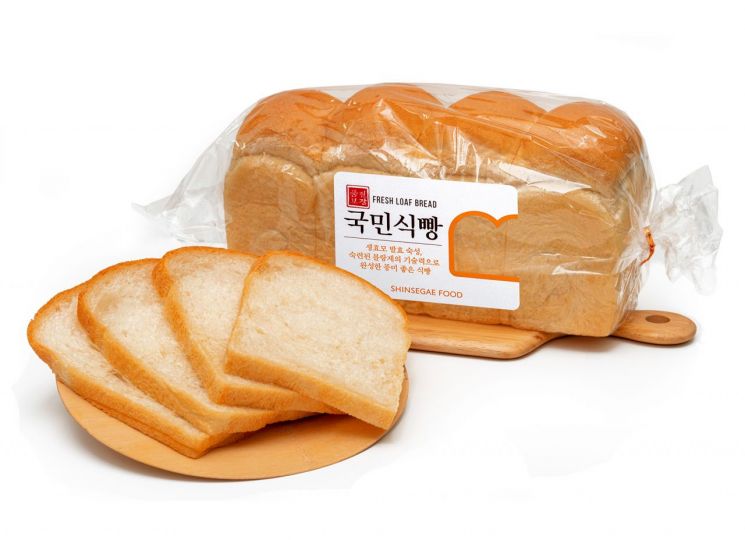코로나19 영향으로 판매량이 빠르게 늘고 있는 신세계푸드의 국민식빵. 사진제공 신세계푸드.