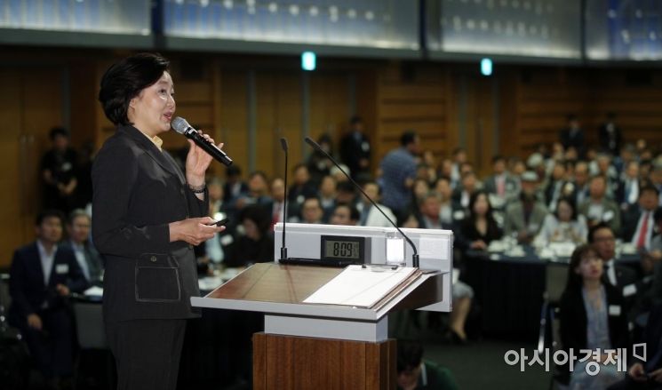 [포토] CEO 강연 나선 박영선 중기부 장관