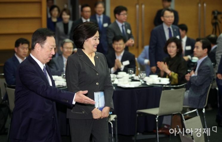 [포토] 대한상의 초청 CEO 간담회 참석하는 박영선 장관