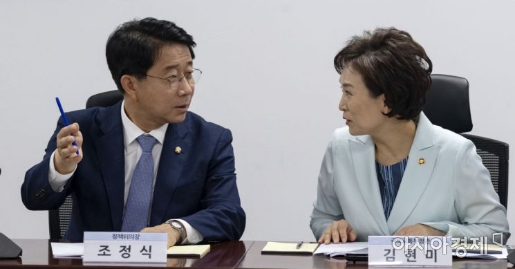 [포토] 이야기 나누는 김현미 장관·조정식 정책위의장