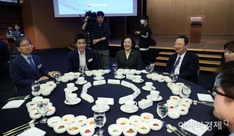 [포토] CEO 조찬간담회 참석한 박영선 장관
